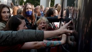 enfrentamiento con la policia durante la marcha de las mujeres en minsk