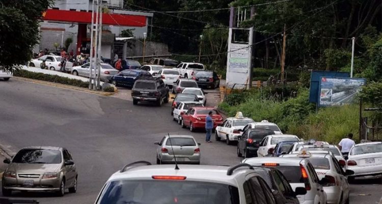 cola de gasolina en Puerto Ordaz