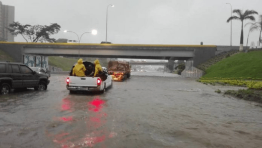 Fuertes lluvias causaron inundación en el distribuidor Altamira (+fotos y videos) 2 lluvia