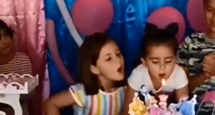 Apagó La Vela De Cumpleaños De Su Hermana Y Su Cruel Travesura Se Vuelve Viral Video Qué Pasa