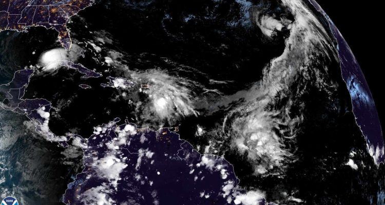 Theta avanza en aguas abiertas del Atlántico y Eta busca otra vez Florida 1 Theta