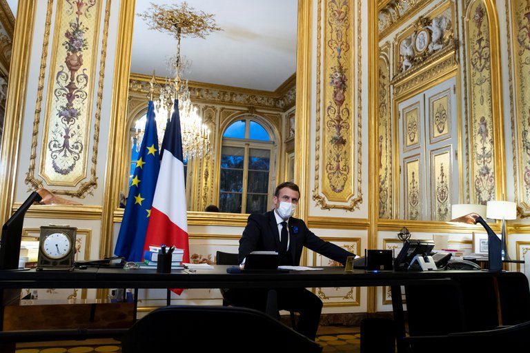 MACRON B