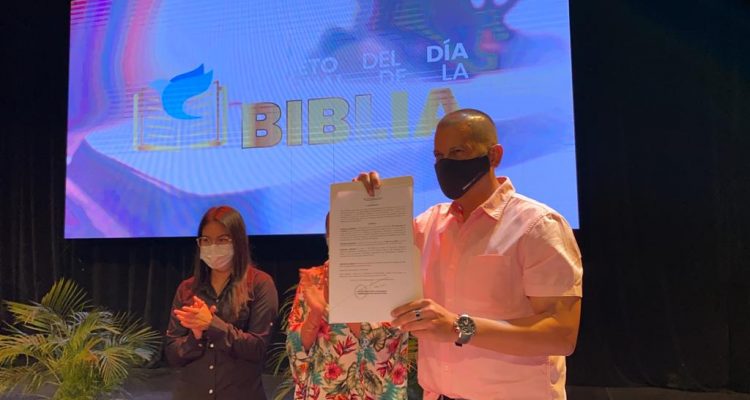 Gobernador Omar Prieto decretó el 14 de noviembre como Día Regional de la Biblia 1 Biblia