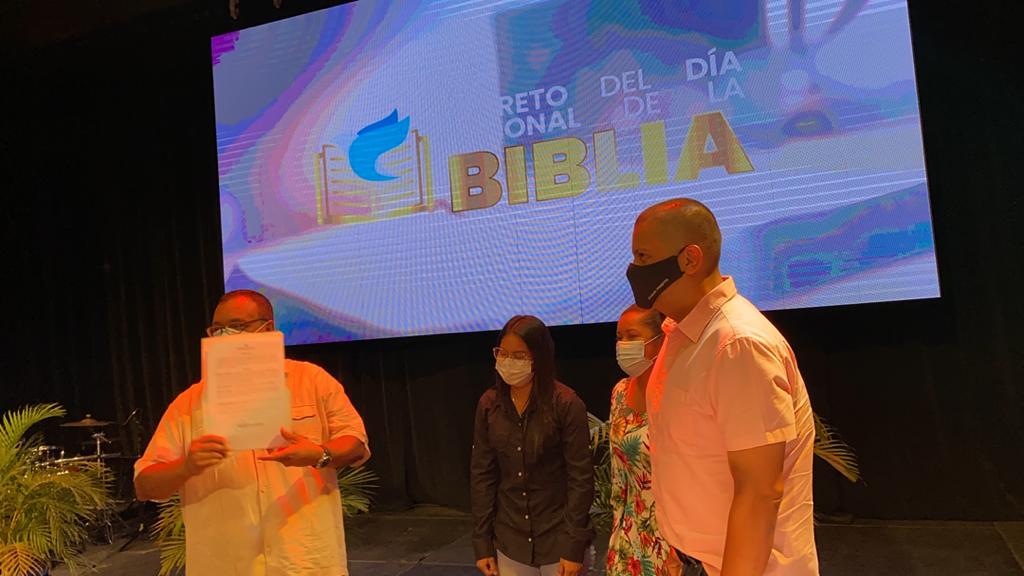 Gobernador Omar Prieto decretó el 14 de noviembre como Día Regional de la Biblia 3 PHOTO 2020 11 14 20 48 37