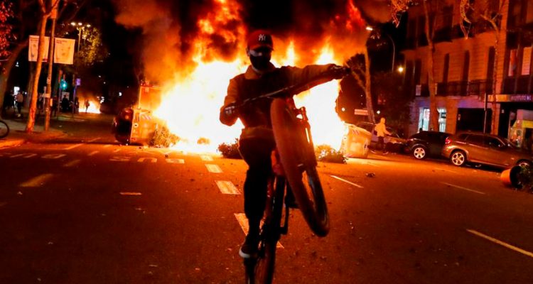 !España en llamas! Medidas de confinamiento desataron disturbios violentos y protestas 1 Protestas