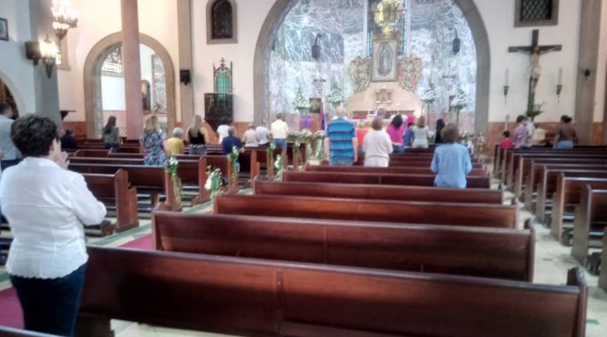 Iglesias cobran hasta $50 por un sacramento - Qué Pasa