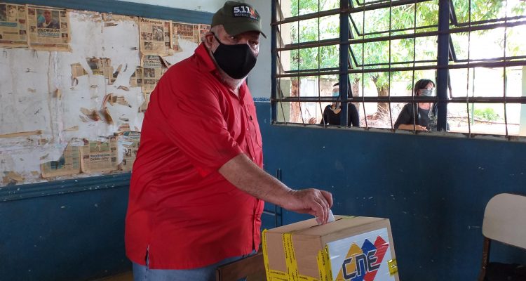 Alcalde de Lossada en simulacro: «El pueblo está diciendo que el camino es la democracia» 1 mujicavotacion2