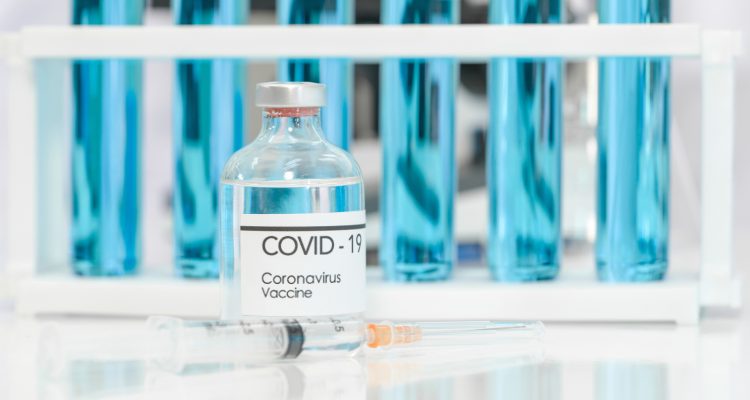 Nuevos estudios de la vacuna contra la Covid-19 de AstraZeneca muestra un 70 % de efectividad 1 Vacuna