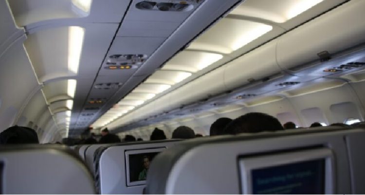 Le pega a otra chicle en el cabello y se lo moja en café en un avión y no creerás la razón (+video) 1 cabello