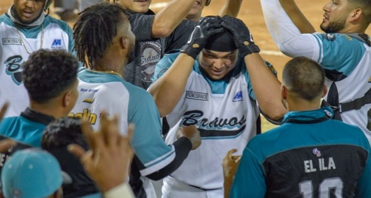 Bravos en la cima tras vencer 12-10 a las Águilas 1 Bravos
