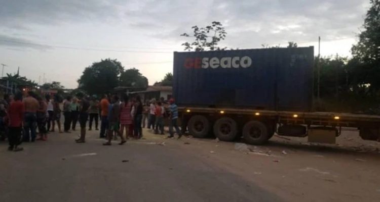 Saquearon dos gandolas con cajas Clap y juguetes en Perijá 1 clap