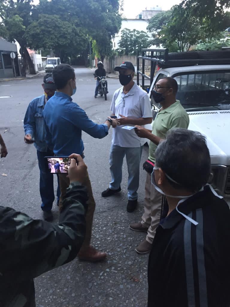 Guaidó madrugó en las colas de gasolina para incentivar a la Consulta Popular (+video) 4 Juan Guaidó