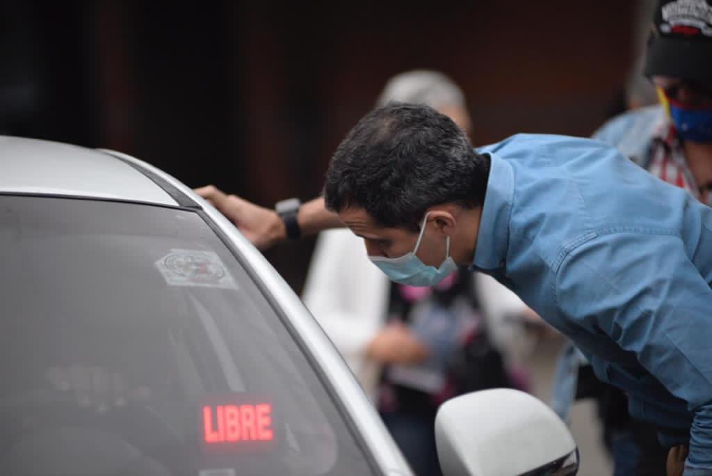 Guaidó madrugó en las colas de gasolina para incentivar a la Consulta Popular (+video) 3 Juan Guaidó