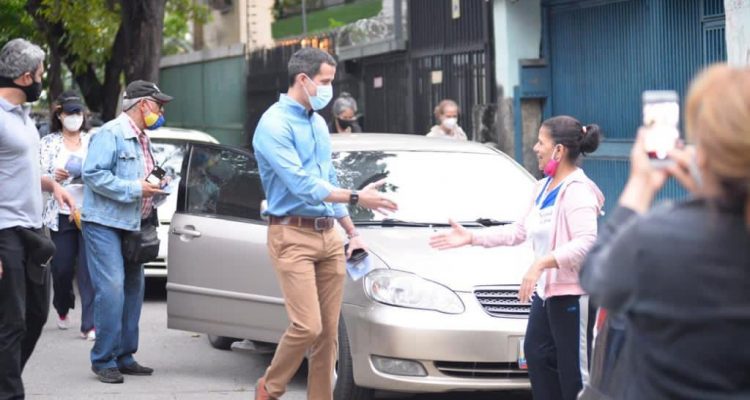 Guaidó madrugó en las colas de gasolina para incentivar a la Consulta Popular (+video) 1 Juan Guaidó