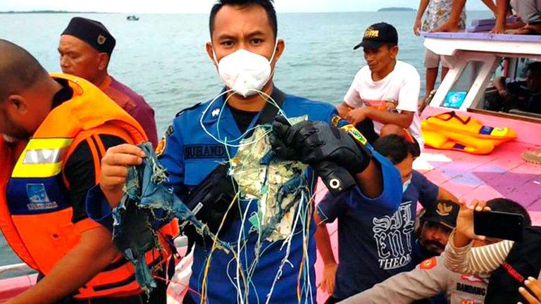Encuentran escombros del avión de pasajeros indonesio y restos humanos en aguas de Yakarta 4 KOYST7SJLNAFBCH275NYWWBN4M