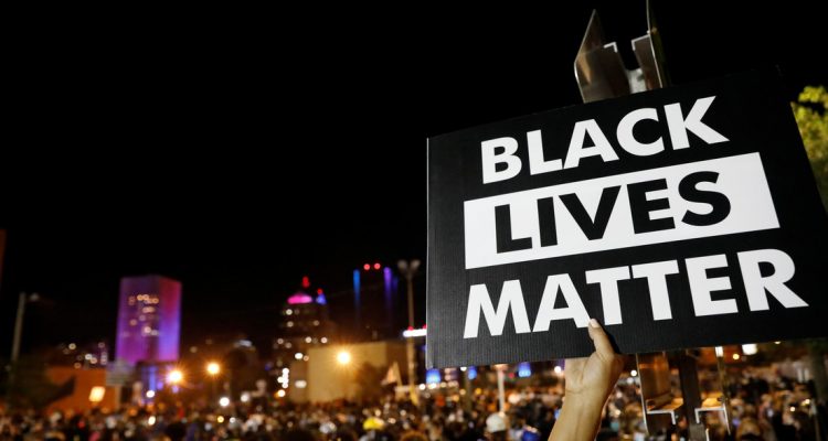 EE. UU.: Dimite un jefe de la Policía y despiden a otro agente por insultos racistas evidenciados por su cámara corporal 1 EE