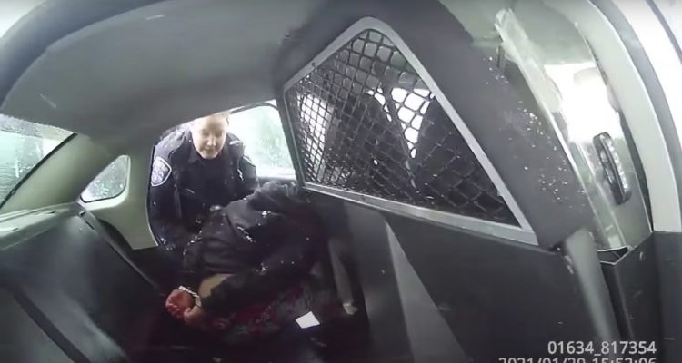 Nuevas imágenes de la niña que fue esposada y rociada con gas pimienta por policías en EE. UU. (+video) 1 niña