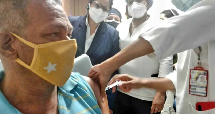Gobierno del Zulia inició vacunación al personal educativo contra la Covid- 19 1 vacuna