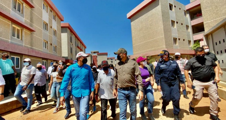 Gobernador Omar Prieto inspeccionó últimos detalles del complejo habitacional Dr. Francisco Delgado 1 Prieto