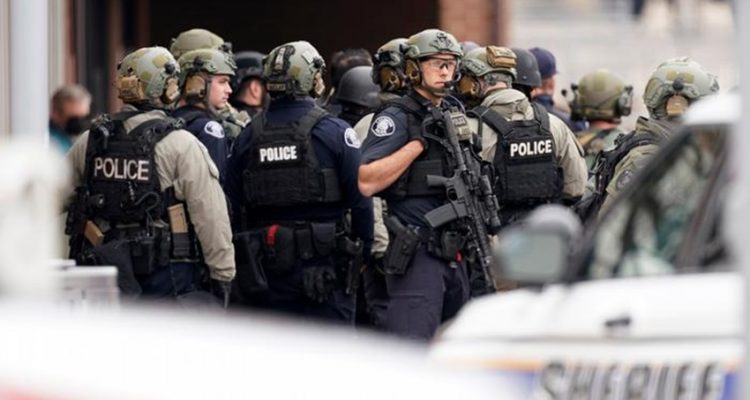 10 personas, entre ellas un policía, mueren en un tiroteo en un centro comercial en Colorado (+video) 1 Tiroteo