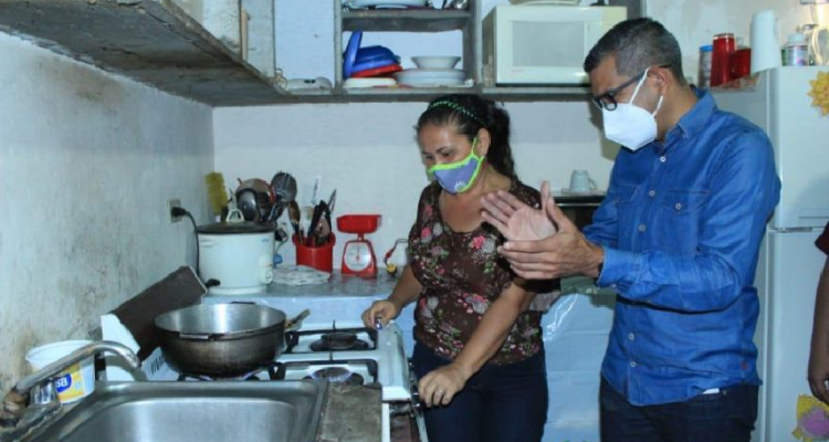 Alcaldía de Maracaibo lleva gas al sector Los Altos 2 tras 35 años sin el servicio 1 Alcalde