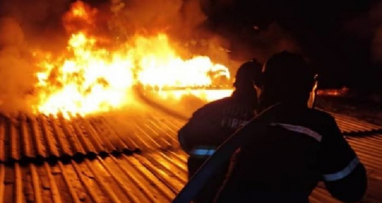 En llamas la UCV: Se incendió Escuela de Estudios Políticos este #30Jun 1 UCV
