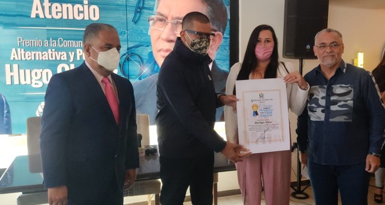 Marilyn Silva recibió de la mano del Gobernador Omar Prieto el máximo galardón de periodismo regional 1 marilyn silva