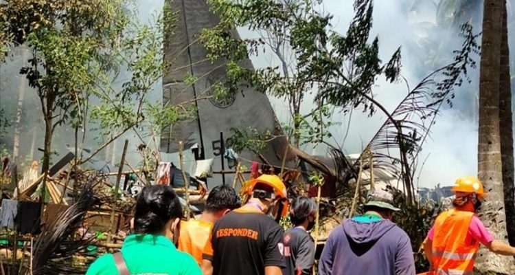 Aumenta a 50 la cifra de muertos en accidente de avión militar en Filipinas 1 accidente de avión