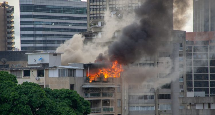 Caracas: Incendio consume penthouse de edificio en Los Palos Grandes 1 Incendio