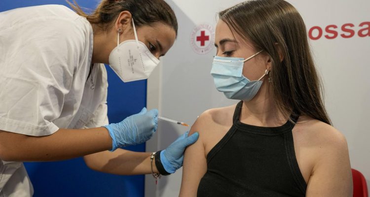 Italia aprueba vacunar