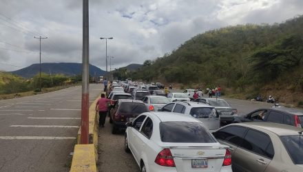 Kilométricas colas para salir de San Antonio del Táchira