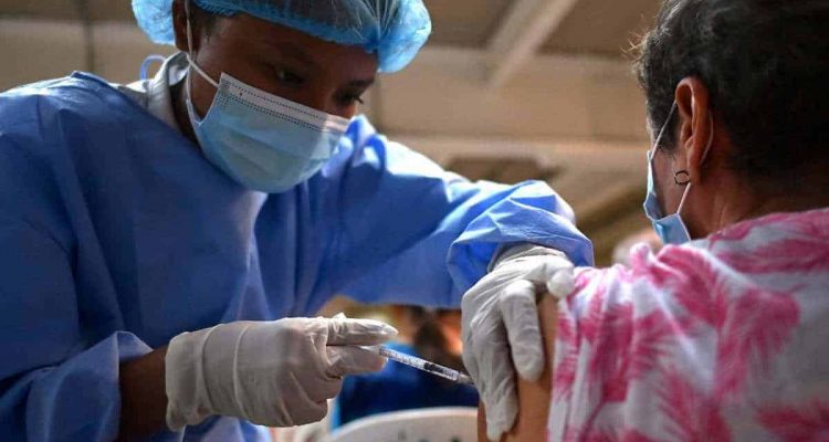 Plan de nacional de Vacunación para docentes inició en Carabobo, Distrito Capital, La Guaira, Miranda y Aragua 1 VacunacionmaestrosArchivo 2652021