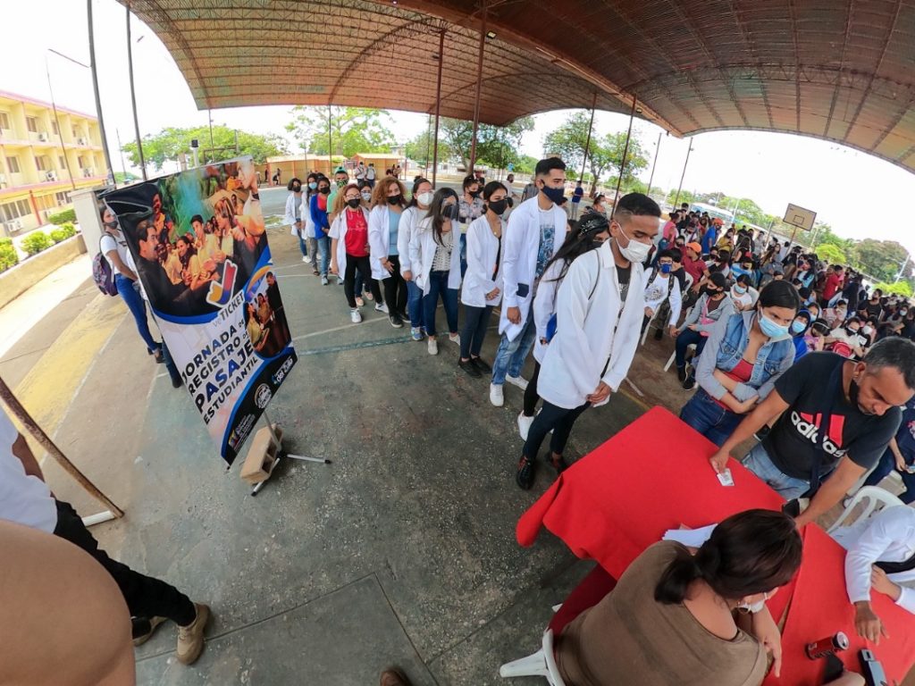 Gobernación del Zulia censó a 2 mil 500 jóvenes de San Francisco para acceder al pasaje estudiantil preferencial 2 WhatsApp Image 2021 09 08 at 9.17.31 AM 1