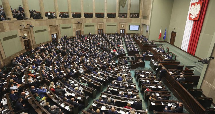 El Parlamento de Polonia evalúa prohibir las manifestaciones del colectivo LGBTIQ+ 1 EWieEyyXsAEazM