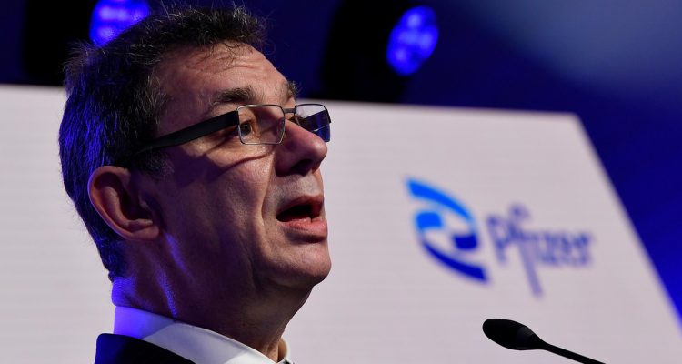 El director ejecutivo de Pfizer reconoció que la farmacéutica podría haber hecho más para ayudar a los países pobres con las vacunas anticovid 1 director ejecutivo de Pfizer
