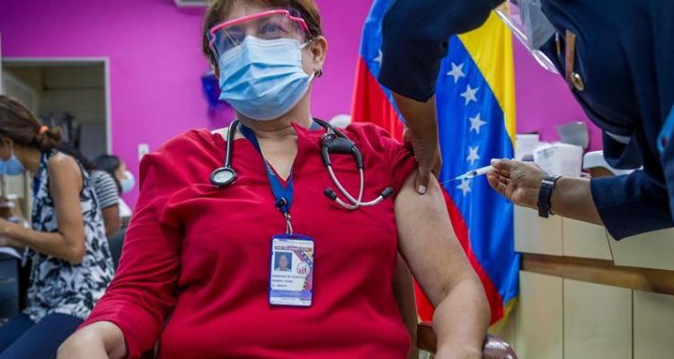 Maduro afirma que el 87 % de la población está vacunada contra la Covid-19 y reporta 2 nuevos casos de ómicron 1 Covid-19