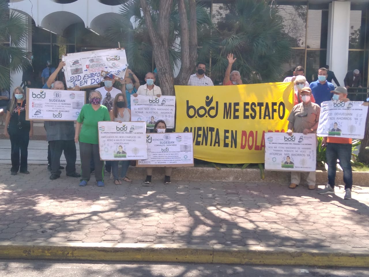 Encadenados! Clientes del BOD protestaron en 5 de julio en rechazo al «corralito» bancario - Qué Pasa