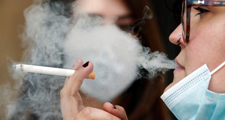 Fumar tabaco aumenta el riesgo de muerte y hospitalización por COVID-19 1 tabaco