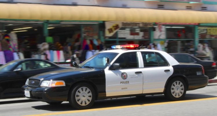 EE.UU: Mujer policía evitó que niña fuera atropellada al lanzarse contra un auto 1 MUJER POLICIA
