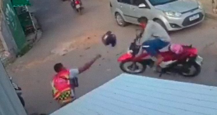 mototaxista arrojo su casco