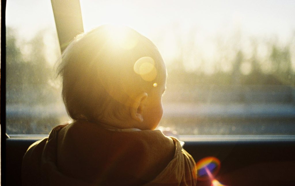 niños dentro del carro