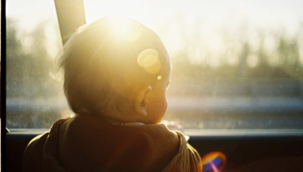 niños dentro del carro