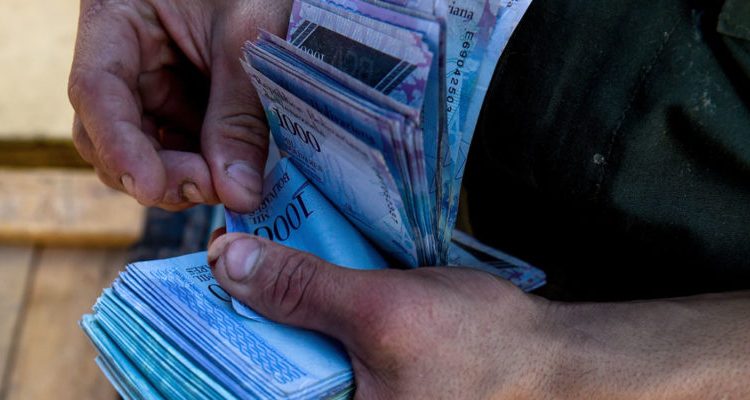 Salario mínimo podría ser aumentado a 50 dólares en febrero según consultora 1 Puente