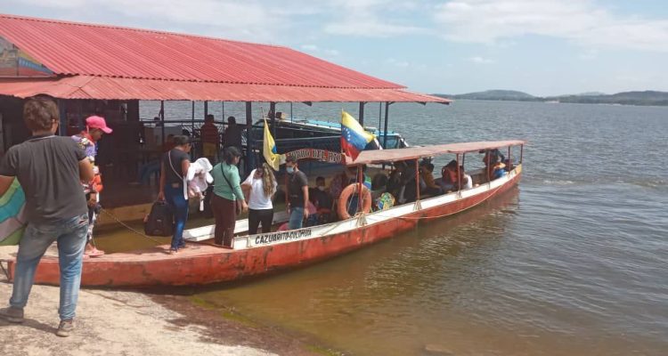 Fundaredes: Más de 2.500 niños, niñas y adolescentes corren peligro al cruzar frontera por el Río Orinoco para estudiar en Colombia 1 fundaredes
