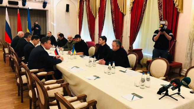 las delegaciones rusas y ucranianas al comienzo de la reunion en gomel