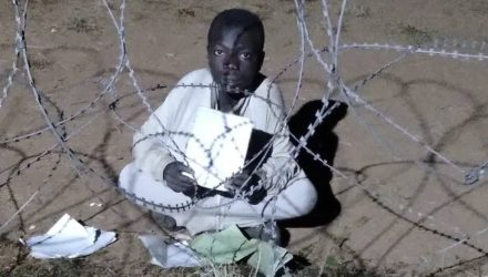 nino se acerca a luz de base militar en el congo para hacer su tarea foto y se hace viral