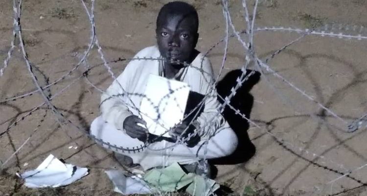 nino se acerca a luz de base militar en el congo para hacer su tarea foto y se hace viral