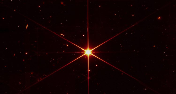 El telescopio James Webb envió la primera foto unificada de una estrella lejana 1 TELESCOPIO JAMES WEBB