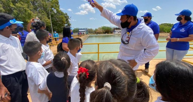 Hidrolago guió y mostró a escolares docentes y miembros de las Brippas el proceso de Potabilización en Planta B 1 hidrolago 2