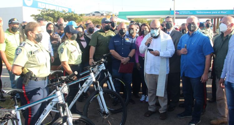 Alcalde Gustavo Fernández entrega motocicletas, bicicletas y uniformes a Polisur 1 polisur
